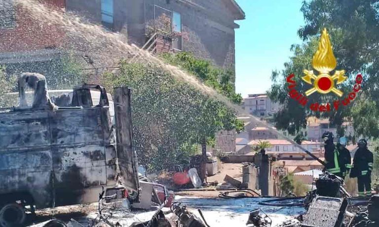 Incendio Nel Cortile Di Una Casa Ad Ardauli Coinvolti 2 Furgoni E