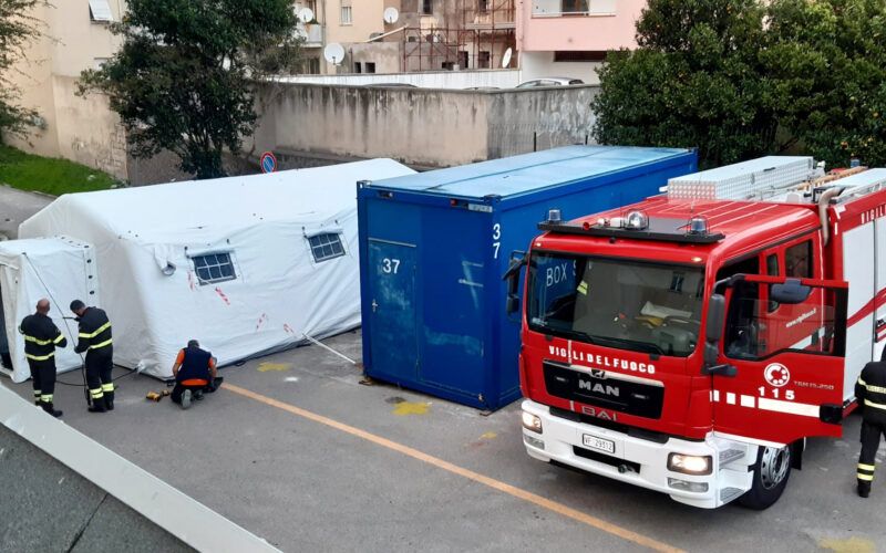 Allestimento tende nel piazzale Pronto soccorso 3