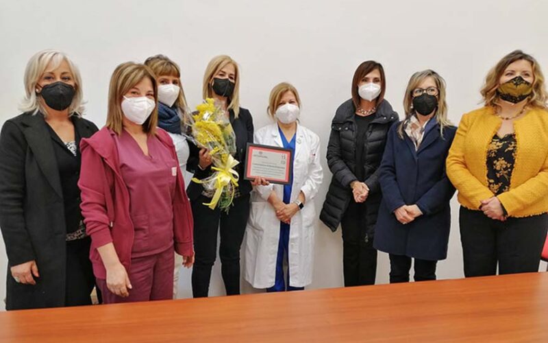 Sassari - La consegna della targa per le donne in prima linea contro il Covid