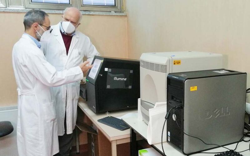 AOU SASSARI professor Rubino prof Uzzau di lato al macchinario per sequenziare virus