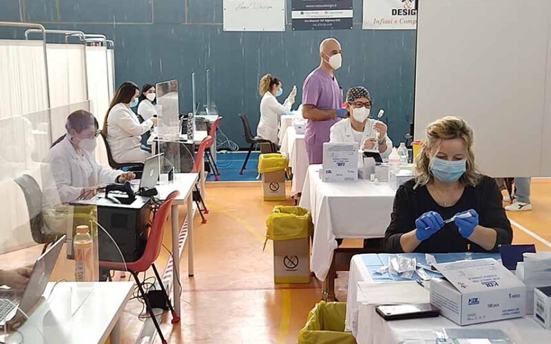 Un momento delle attività vaccinali nel centro di Alghero