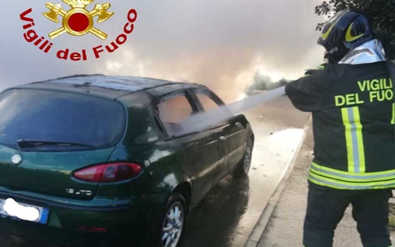 Auto in fiamme in via Galvani a Olbia