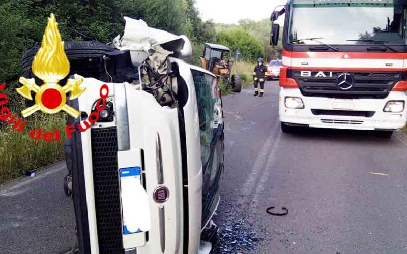 Auto contro trattore provinciale dellArgentiera