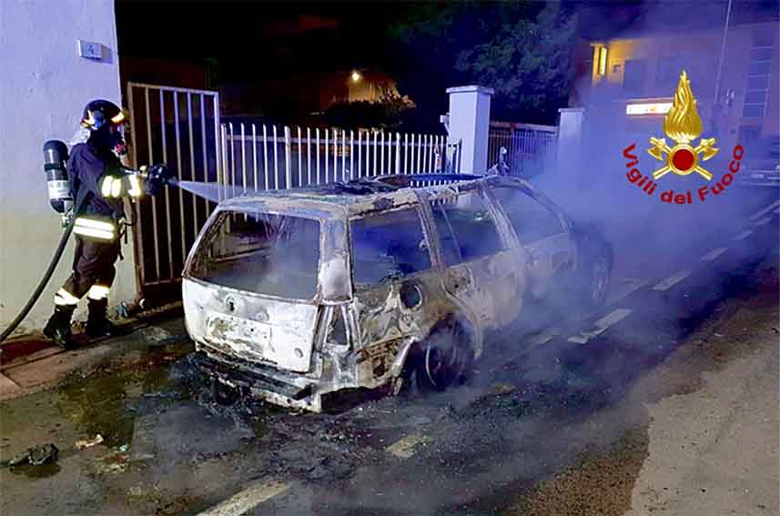 Incendio auto Olbia via Peruzzi