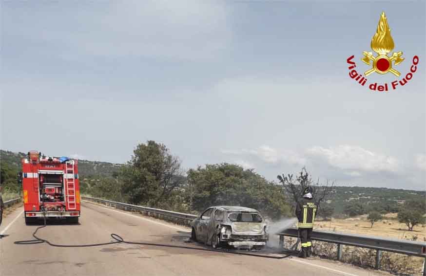 Incendio auto bivio per Buddusò 2