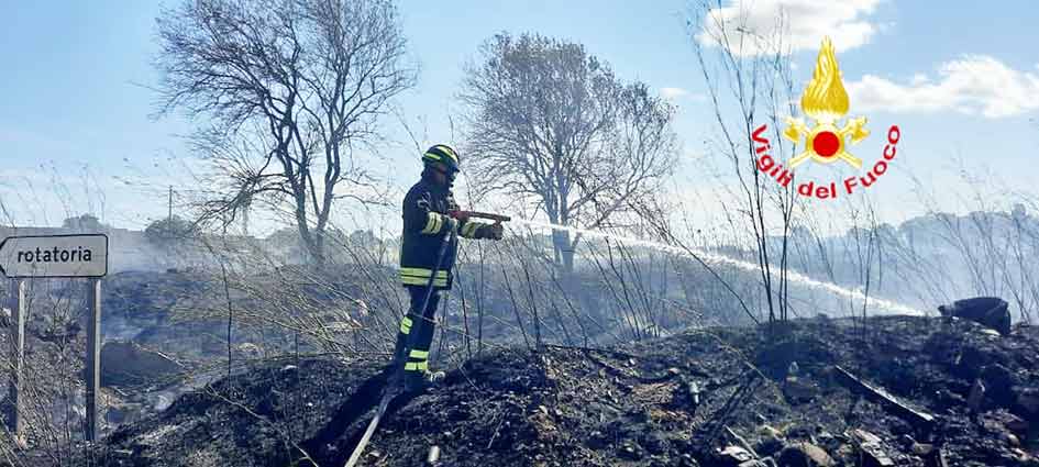 Incendio Chilivani vigili del fuoco Ozieri