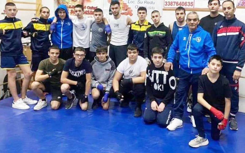 Il Maestro Gregorio Porcu con dirigenti ed allievi dellASD San Nicola Boxe Ozieri