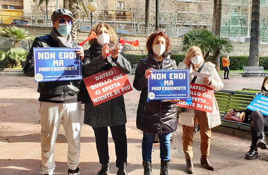 Imfermieri in piazza a Cagliari