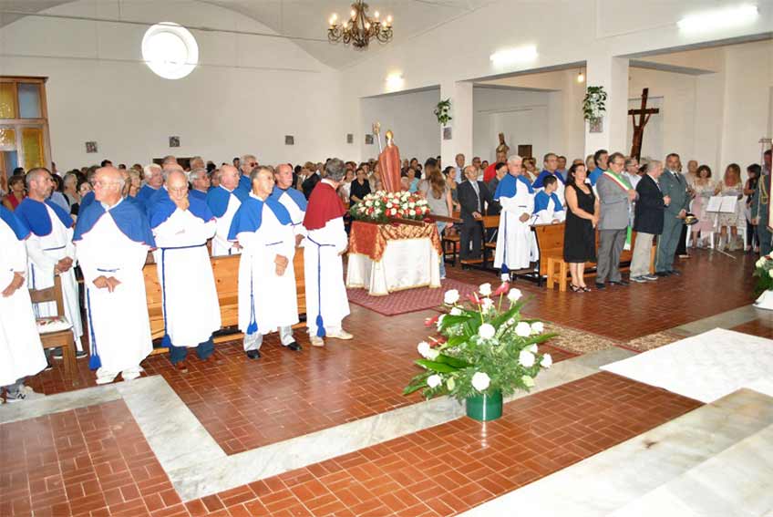 Interno chiesa Pozzo San Nicola durante festa patronale1