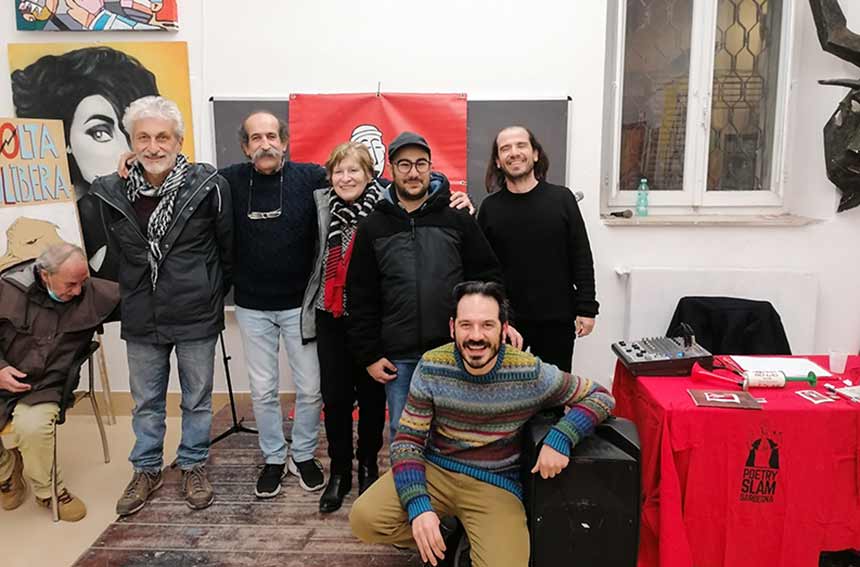 foto partecipanti ospiti e organizzatori Poetry Slam Resistiamo in Piazza PH Giovanni Salis