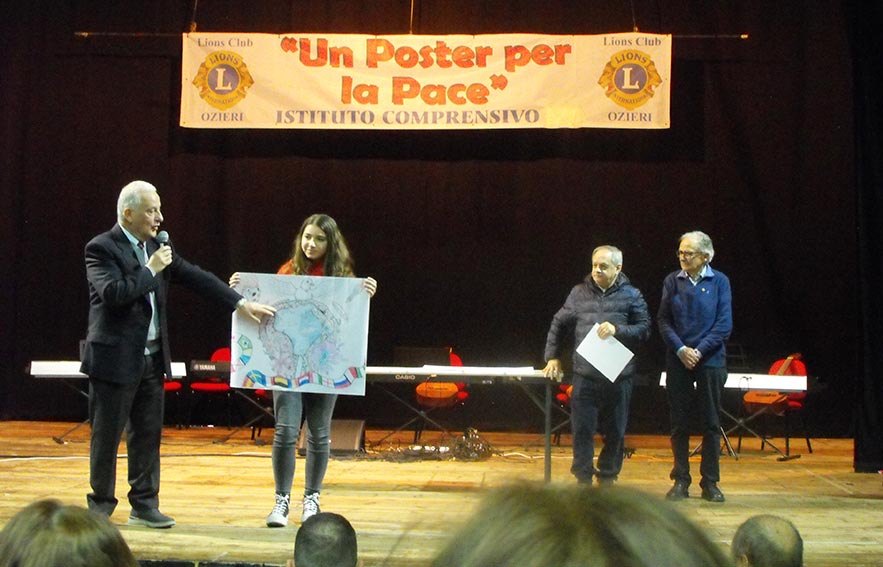 Alessandra manea un poster per la pace