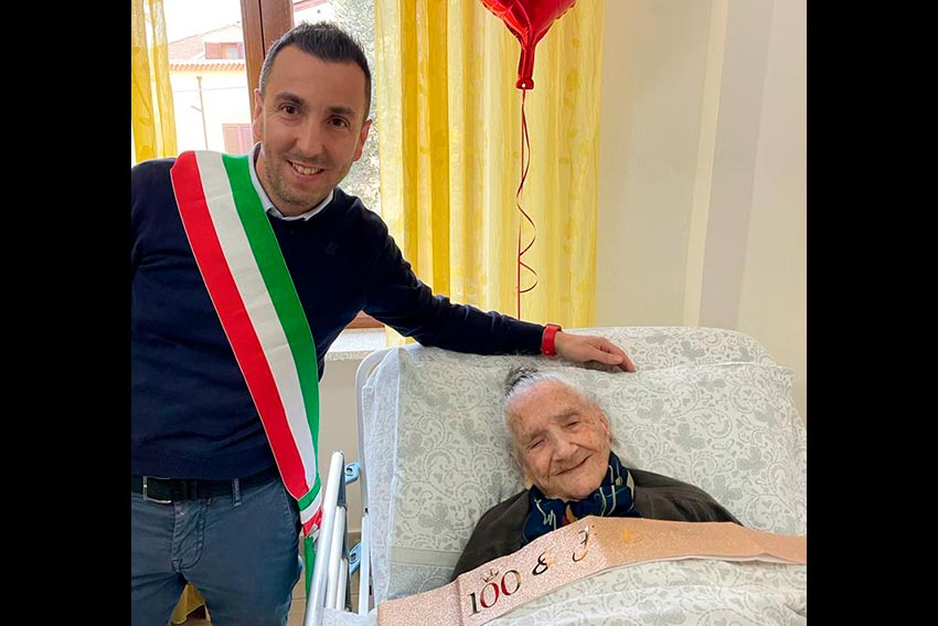 Zia Emilia Pedde col sindaco Ivo Nieddu il giorno del suo 100° compleanno