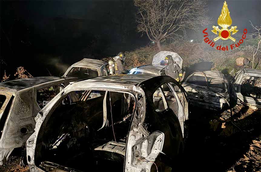 Auto incendiate a Lodine