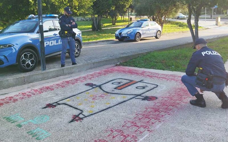 Marciapiede imbrattato a Sassari