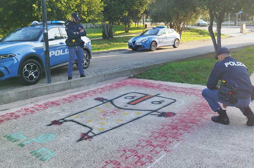 Marciapiede imbrattato a Sassari