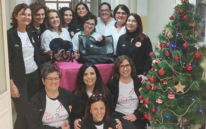 Le Pink Flamingo consegna dei caschi refirgeranti Lanusei